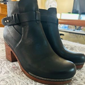 Korks Black Leather bootie